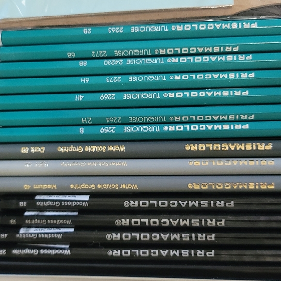 Unused Prismacolor Graphite Drawing Set - Picture 3 of 3